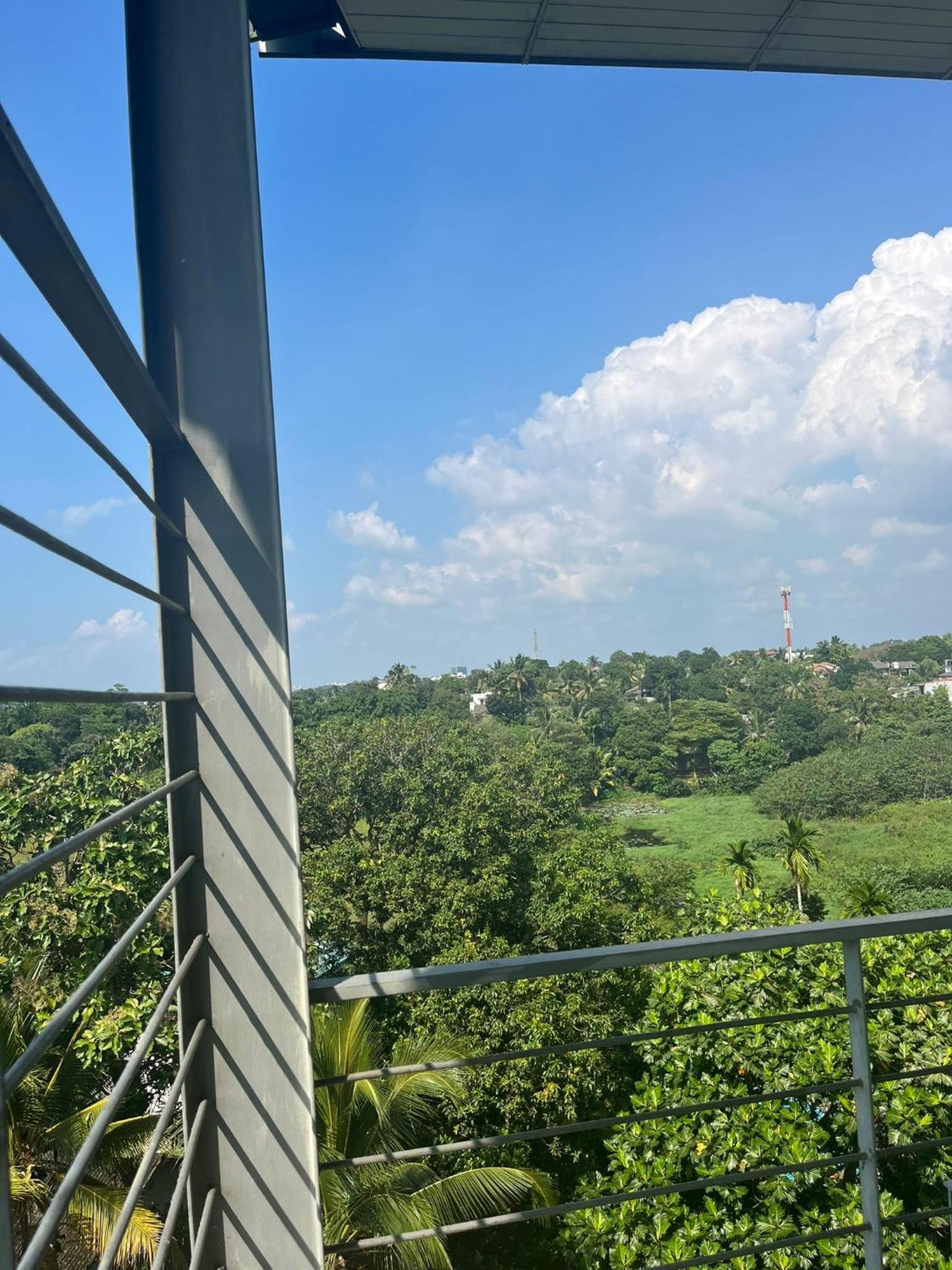 Thalangama Lakeview Lodge Баттарамулла Экстерьер фото