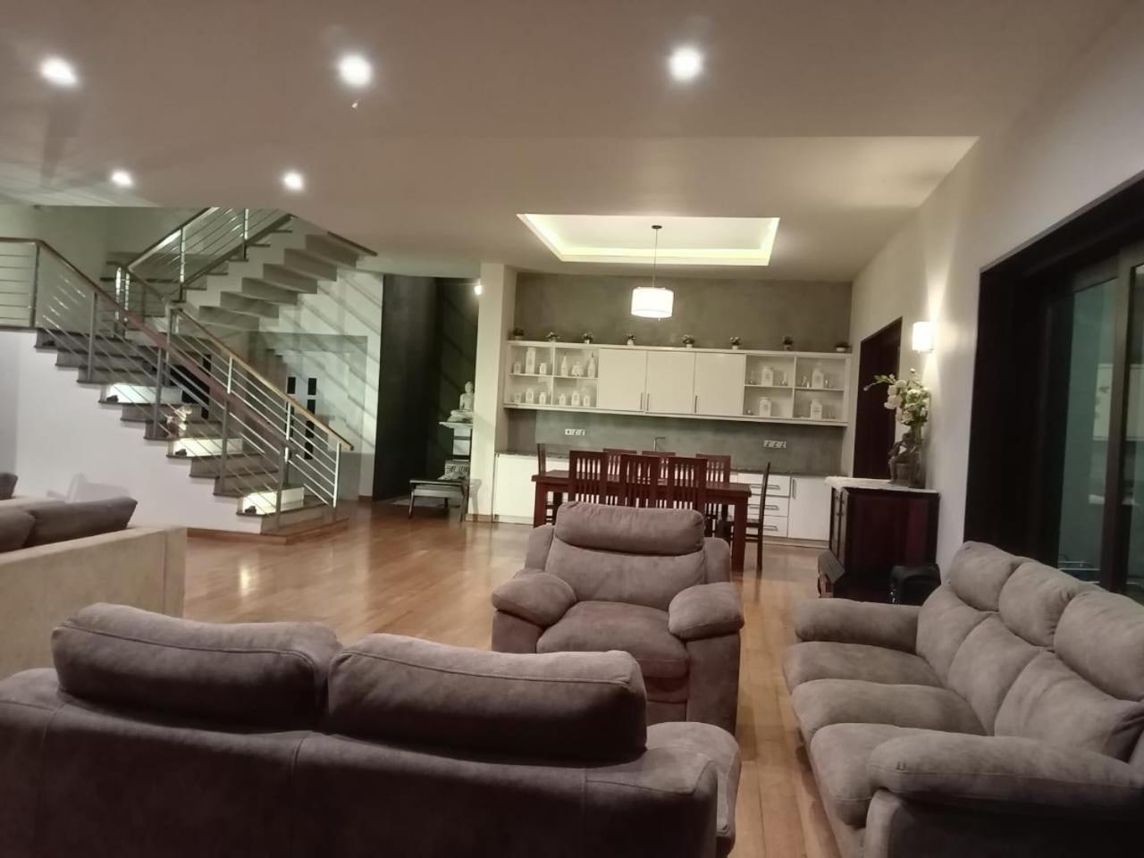 Thalangama Lakeview Lodge Баттарамулла Экстерьер фото